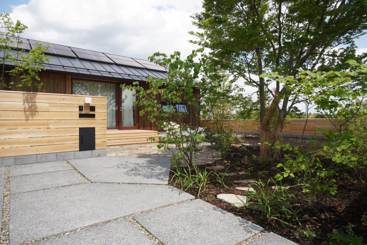 豊かな植栽が魅力の庭が彩ります。造園は小林賢二さん