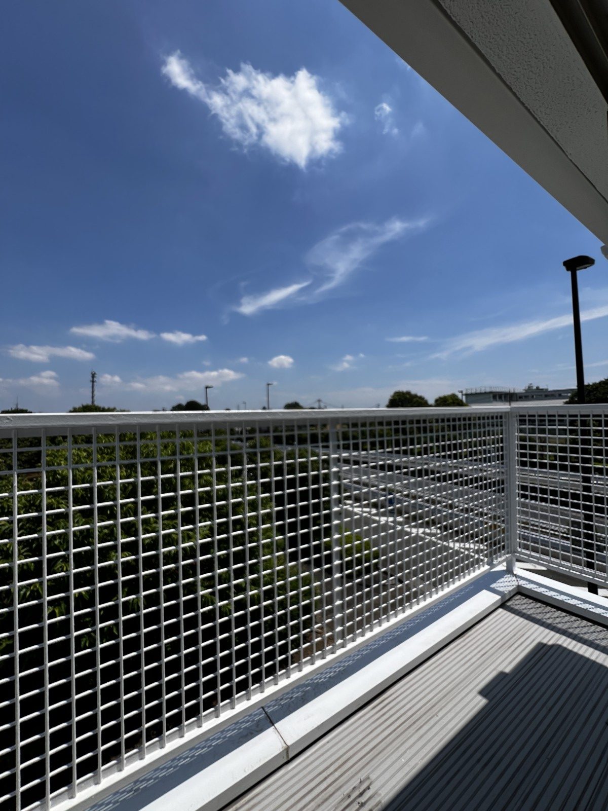 空が拡がるバルコニー