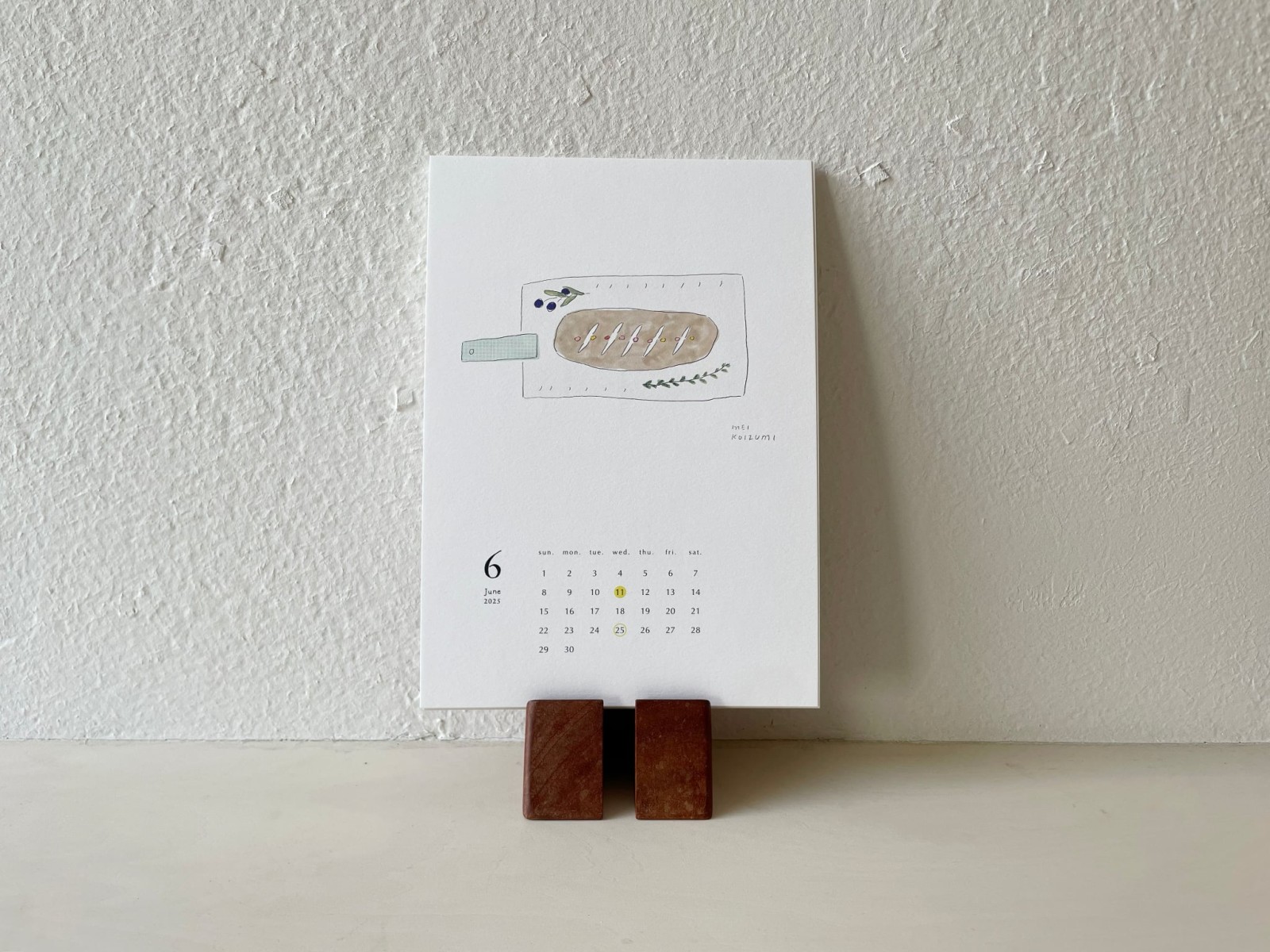 スマホ以外にもポストカードやカレンダーを置いても◎。