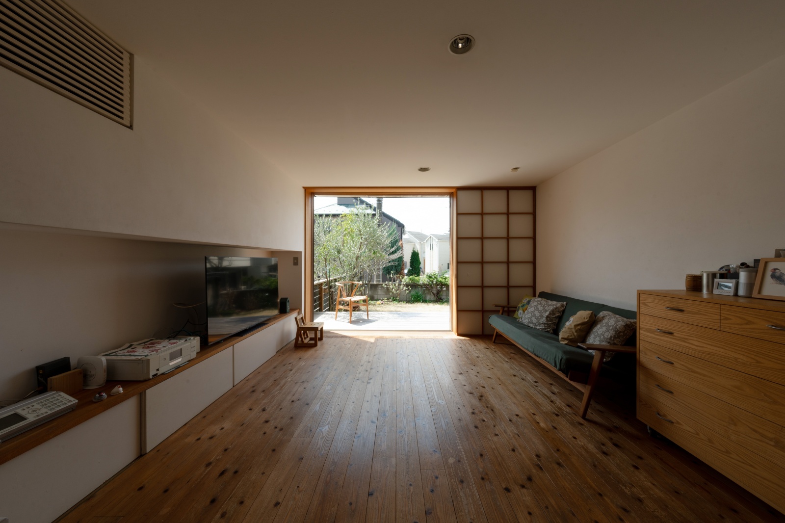 東西に光が抜けるスキップフロアの家