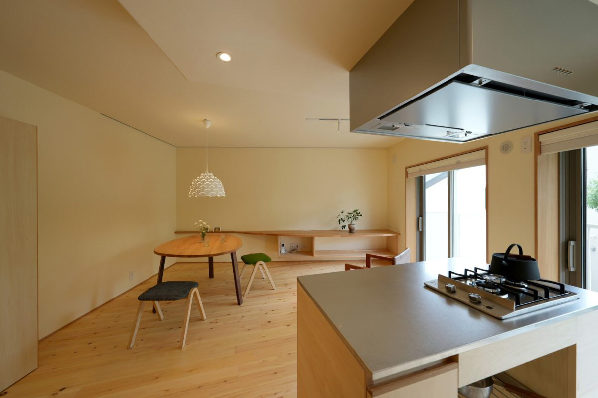 床板を斜めに張ることで奥行きのある空間に