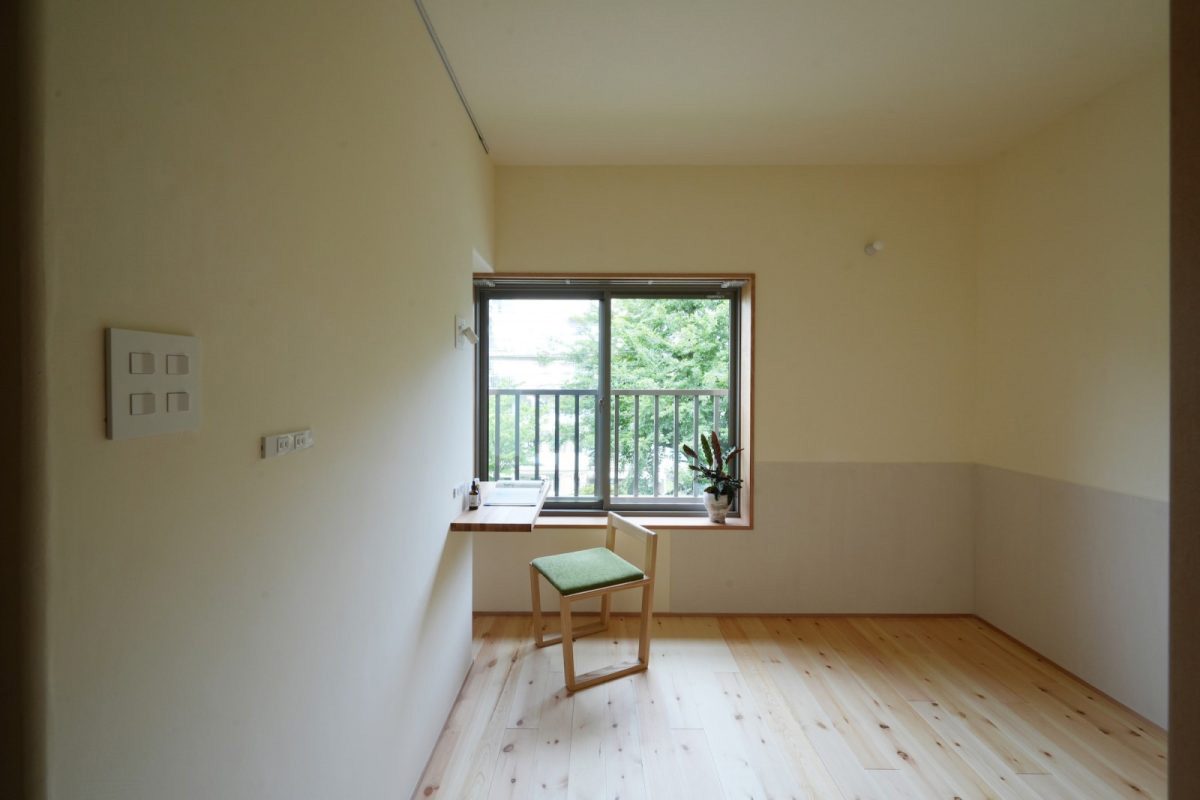 窓から外の緑を眺められる寝室