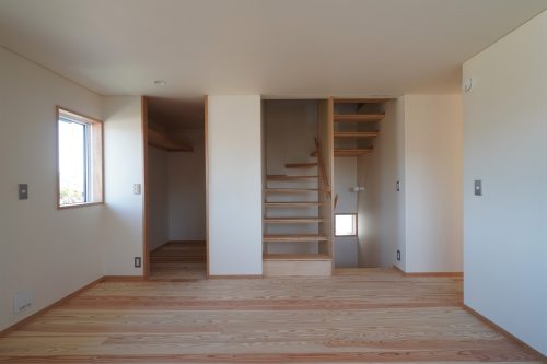 1階から小屋裏まで続く階段