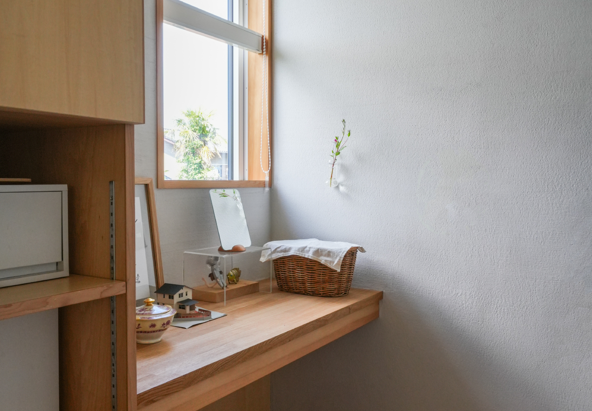 キッチン奥の小部屋は奥様のスペース。机の前にも小さな窓