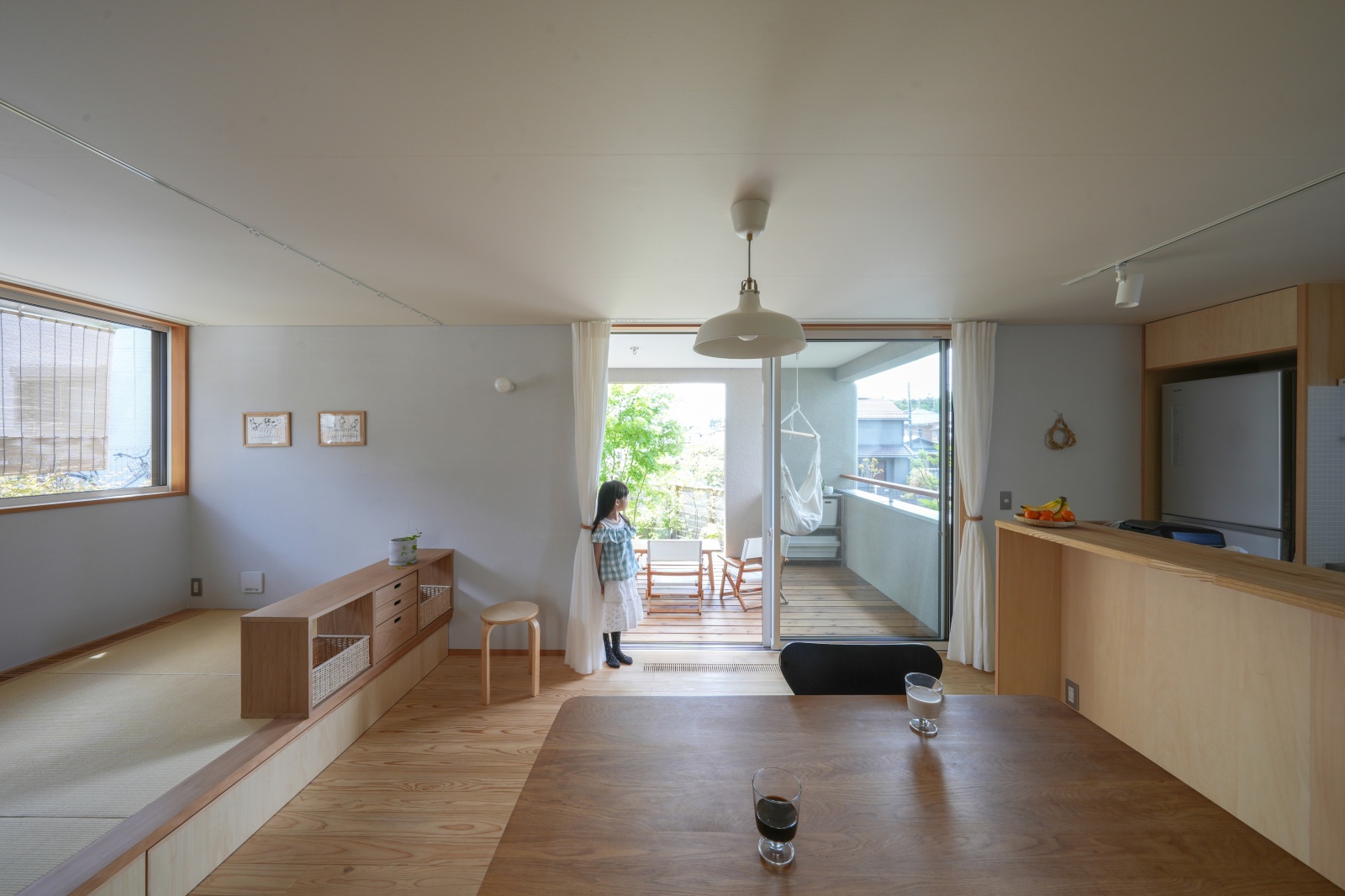 雑木が囲む半屋外空間を楽しむ暮らし