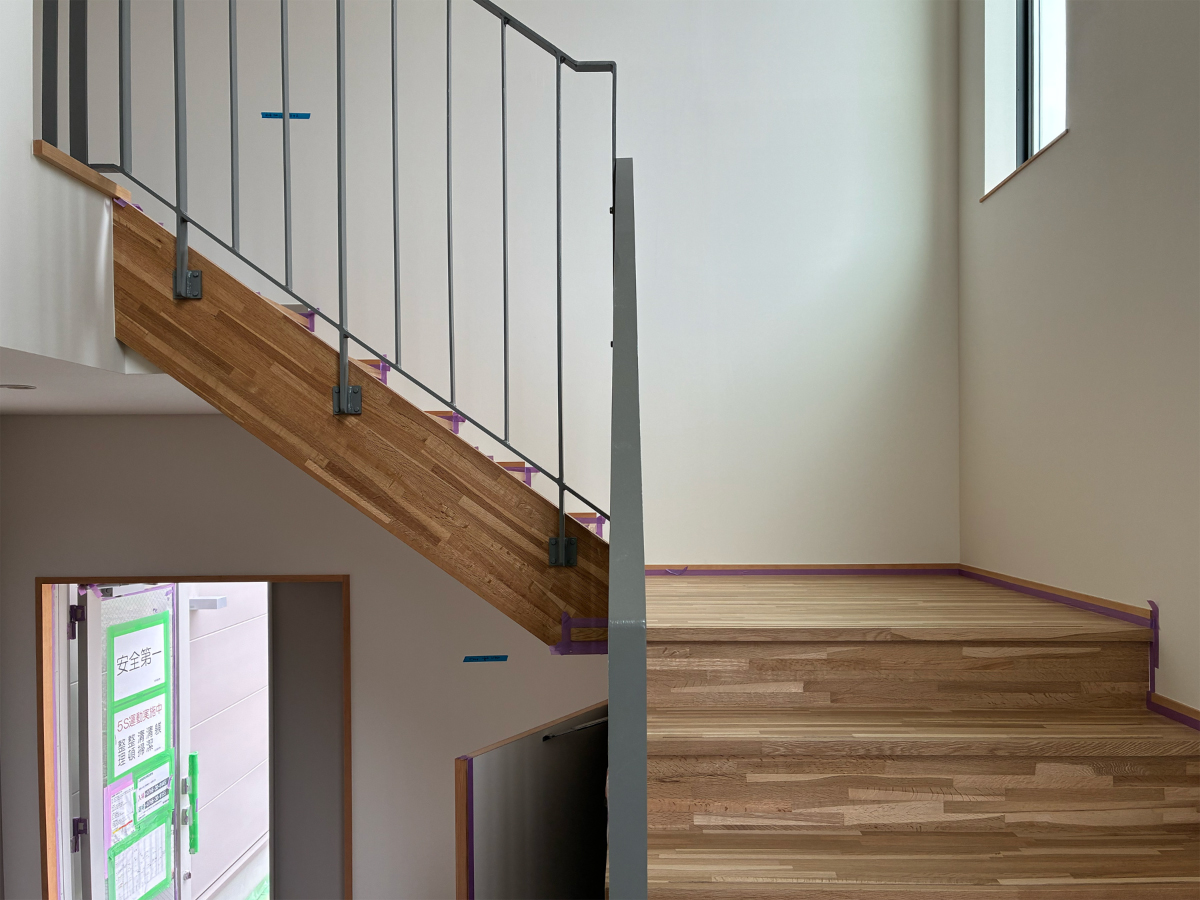 木の風合いにより柔らかな印象の空間が出来上がっています（工事中写真）