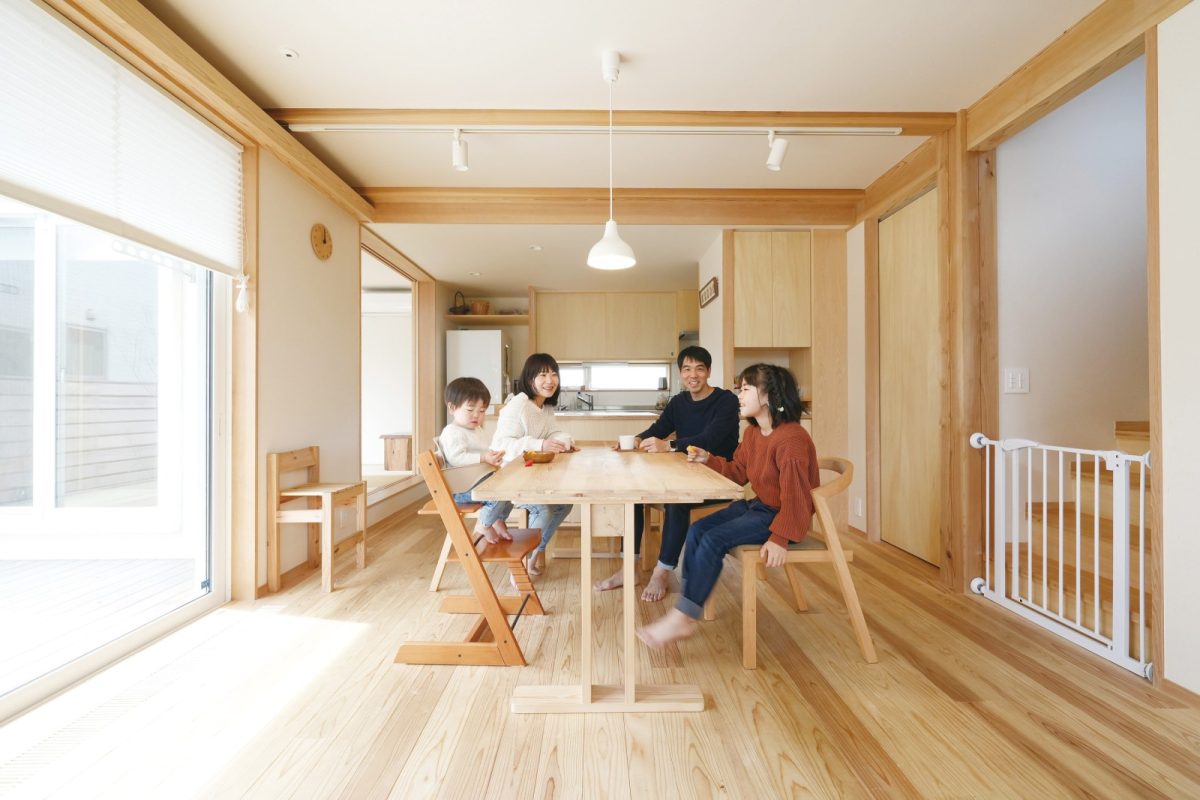 テーブルは大工の手づくり。 椅子は小泉誠さんデザインのUチェア。