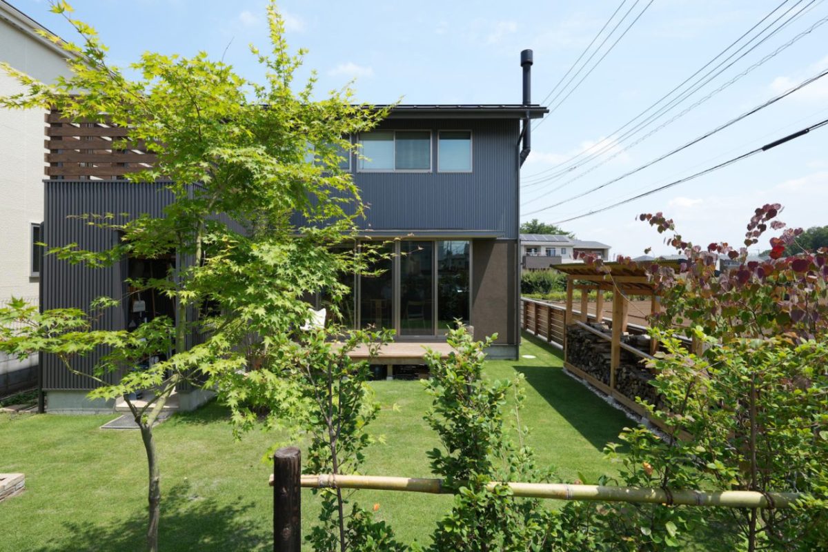 広い庭のある外観