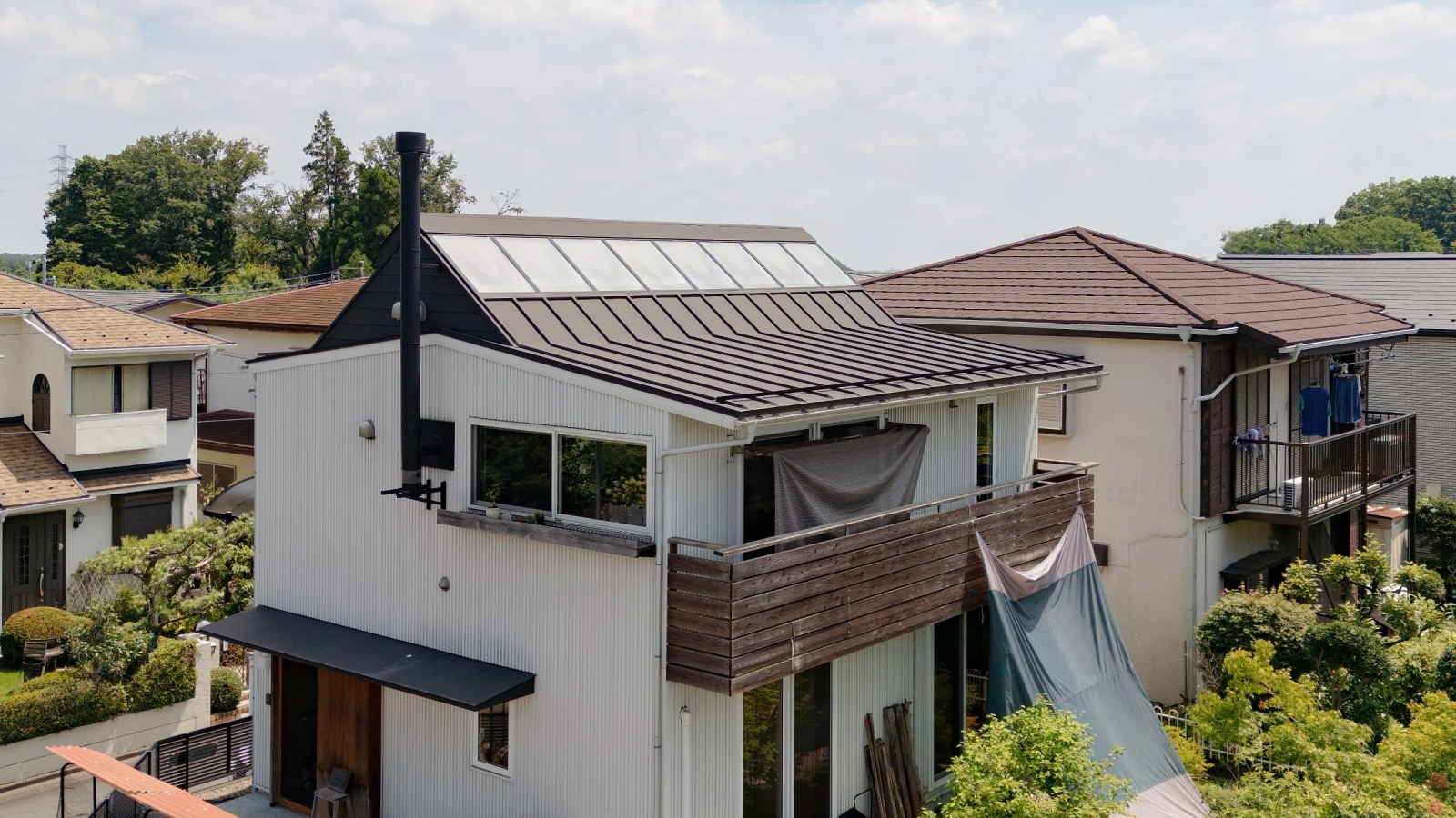 坂の上の、空と緑に包まれる家