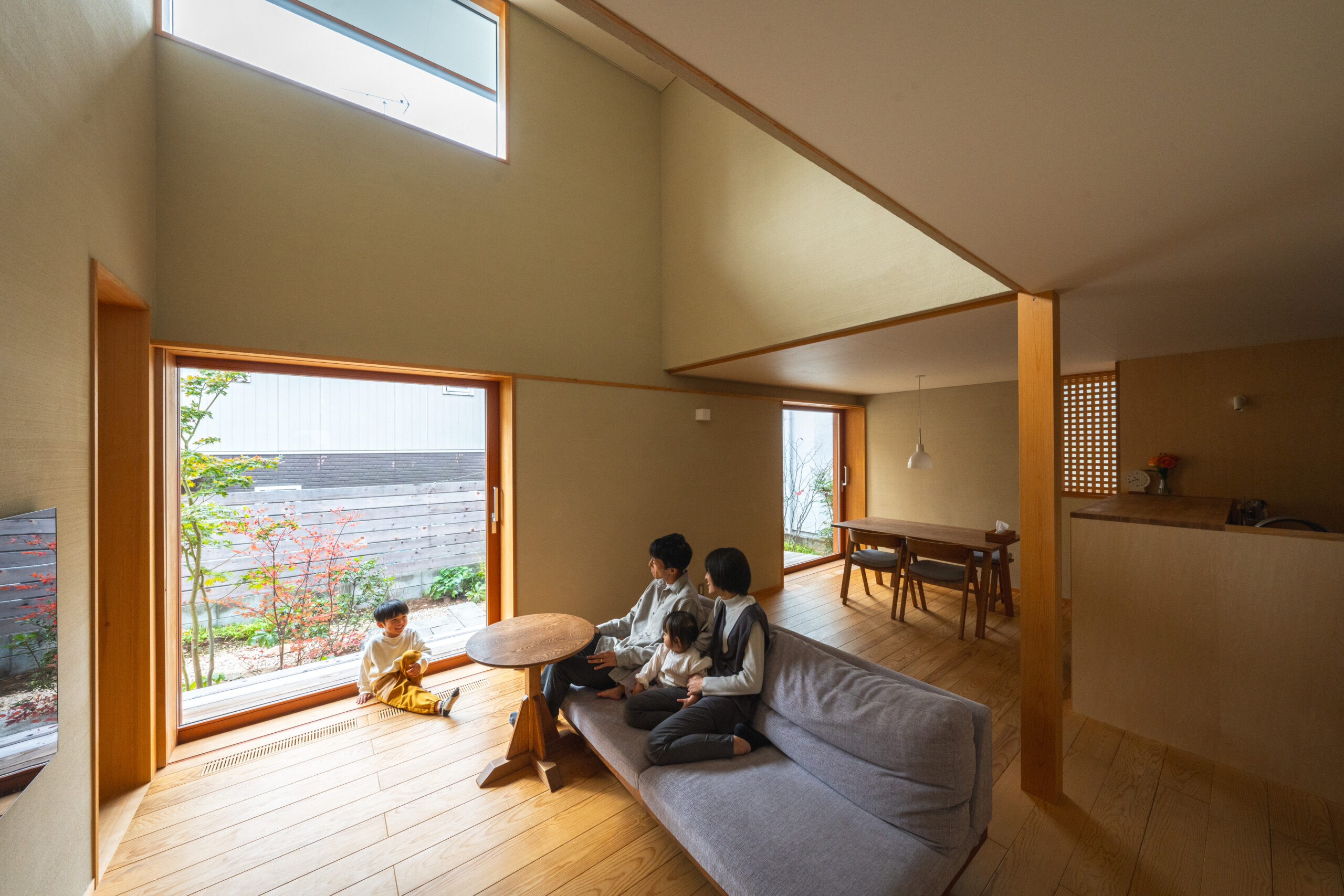 空と緑を切り取る窓が主役の家