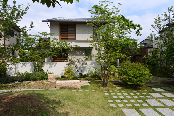 「i-works2015」2年経った庭