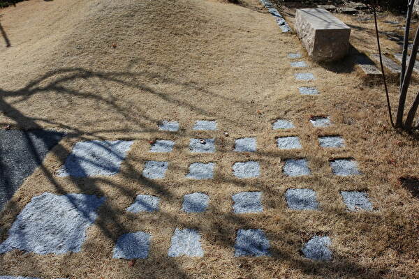 冬枯れの庭で石が作る景色をたどって歩いてきました