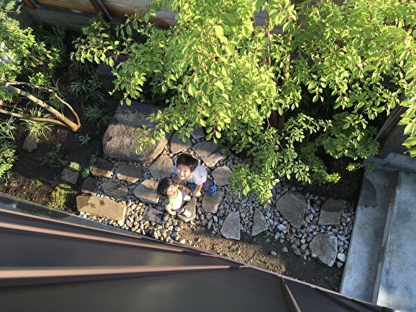 子どもたちと石