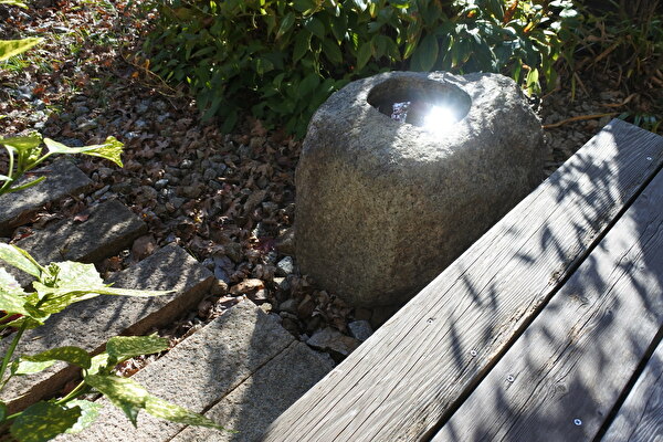 自然石の手水鉢