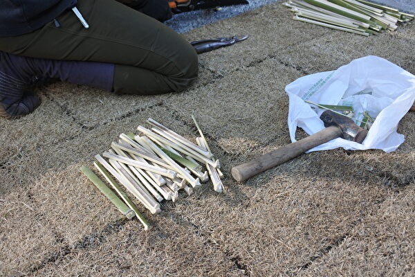 見えないところで、