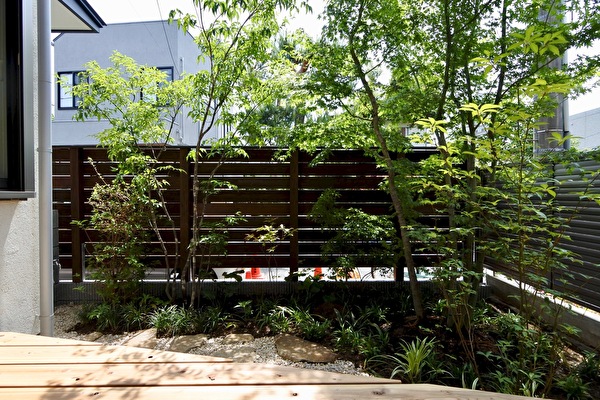 まわりの街並と手をつなぐように