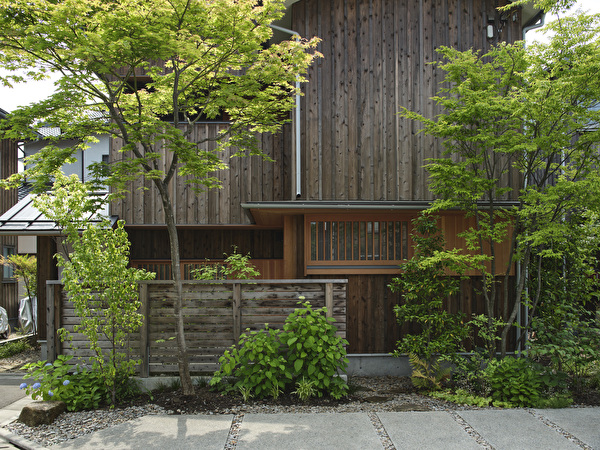 庭には自然素材（木）が似合う