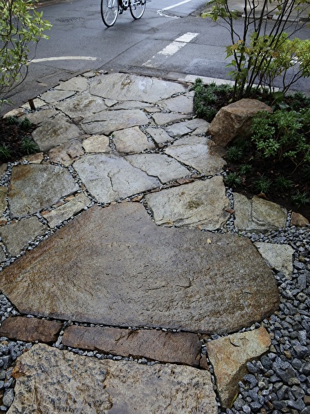 雨も楽しい石畳